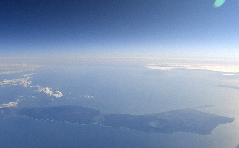 国後島=2019年11月19日午前10時18分、本社機「希望」から宮間俊樹撮影