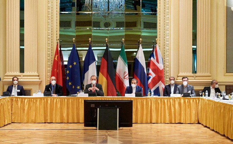 イラン核合意をめぐる協議にのぞむEUとイランの代表者ら=ウィーンで6日、ロイター