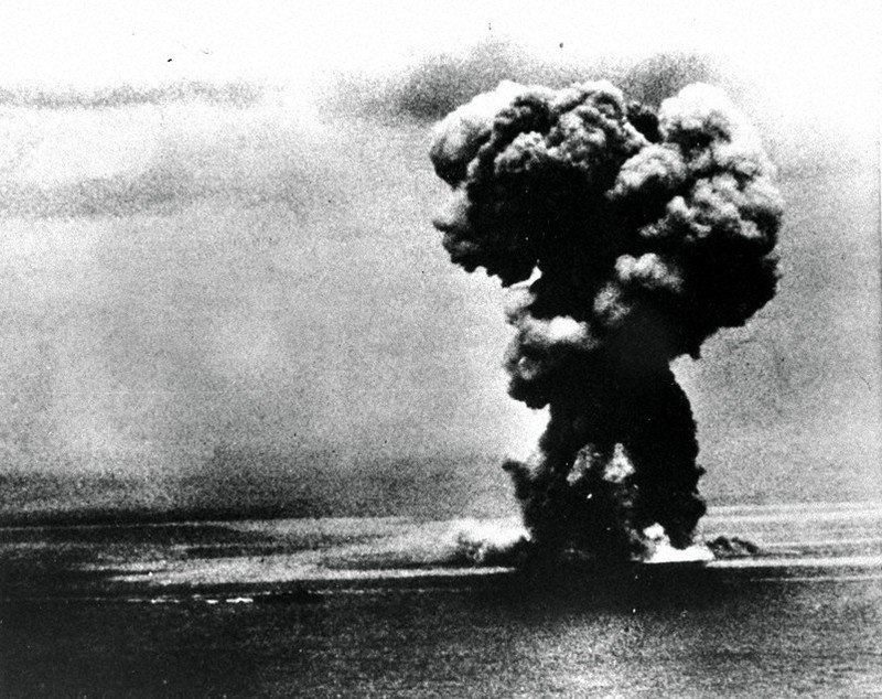 爆発し沈む戦艦「大和」=1945年4月7日撮影