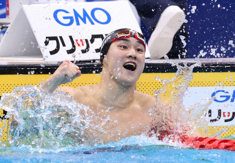 男子200メートル平泳ぎ決勝を日本新記録で制し拳で水面をたたく佐藤翔馬=東京アクアティクスセンターで2021年4月7日、梅村直承撮影
