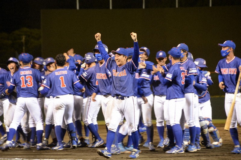 【ヤマハ-東海理化】初優勝し喜び合う東海理化の選手たち=浜松市の浜松球場で2021年4月7日、森野俊撮影