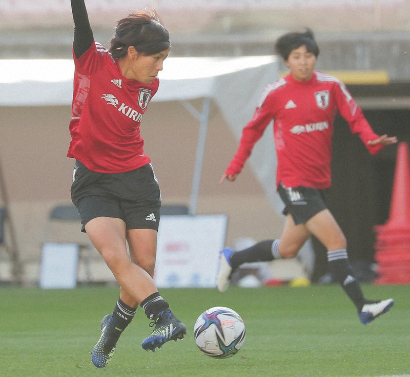 パラグアイ戦の前日練習で汗を流す岩渕真奈(左)ら日本代表の選手たち=ユアテックスタジアム仙台で2021年4月7日、和田大典撮影