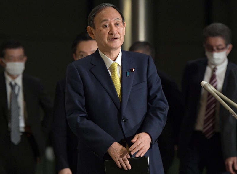 記者団の質問に答える菅義偉首相=首相官邸で2021年4月7日午後6時52分、竹内幹撮影