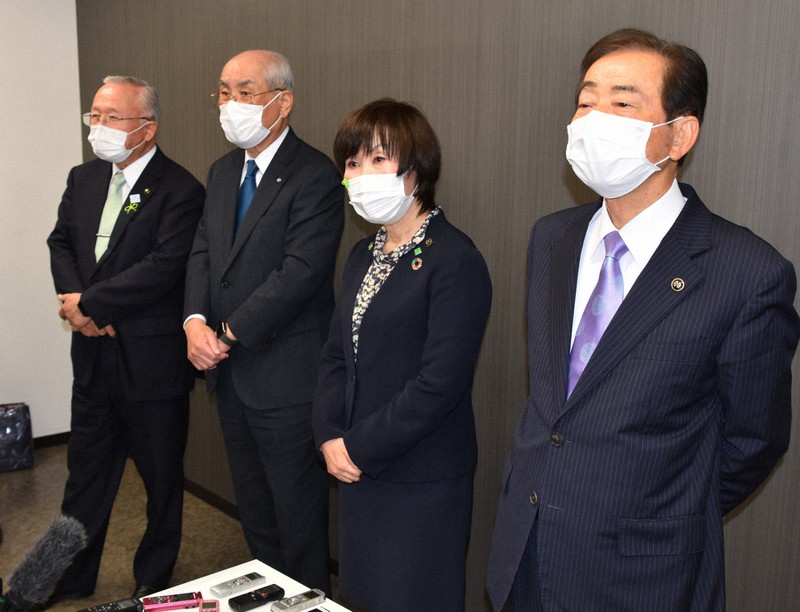 国土交通省の有識者会議について「着工の結論を出すかのような議論は間違い」と指摘した染谷絹代・静岡県島田市長(右から2人目)ら流域首長=島田市役所会議棟で2021年2月21日午後5時49分、山田英之撮影