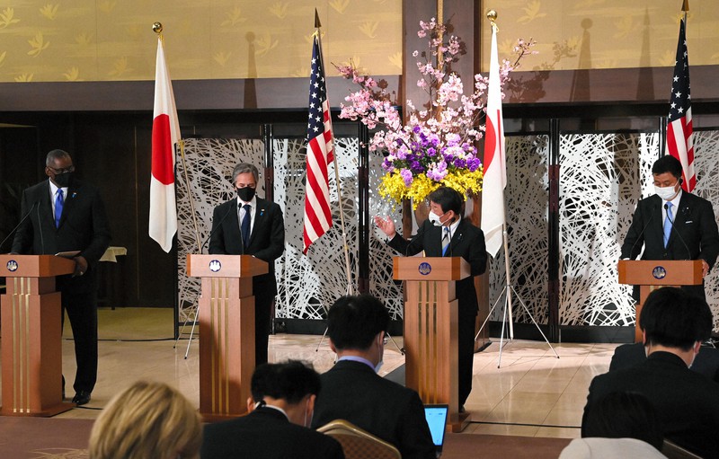 日米安全保障協議委員会を終えて記者会見する、(左から)米国のオースティン国防長官、ブリンケン国務長官、茂木敏充外相、岸信夫防衛相=東京都港区の飯倉公館で3月16日(代表撮影)