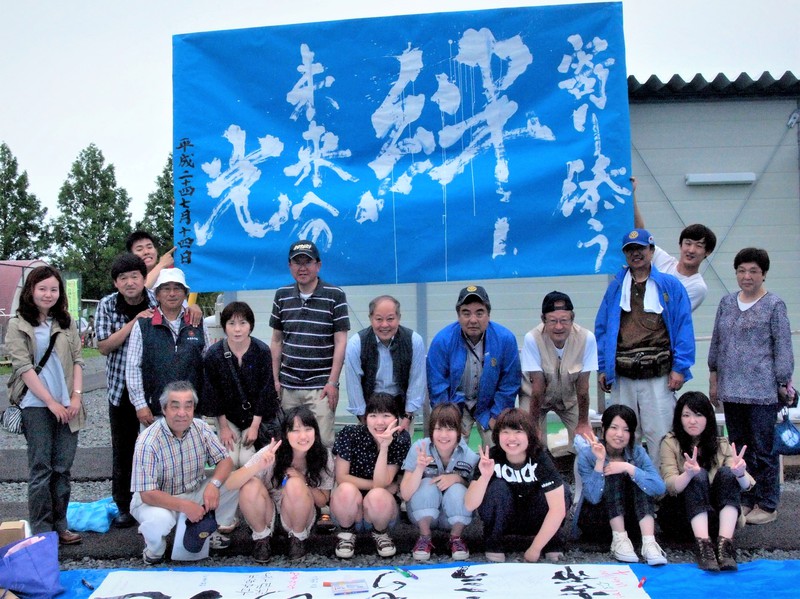 支援活動に参加した青森ロータリークラブ会員と青森県立保健大学の学生、住民の方たち=岩手県宮古市田老町避難所で2012年7月14日
