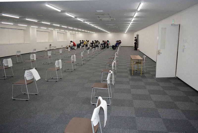 拡充された入国者の検査待ちの待機スペース=成田空港で2021年4月6日、中村宰和撮影