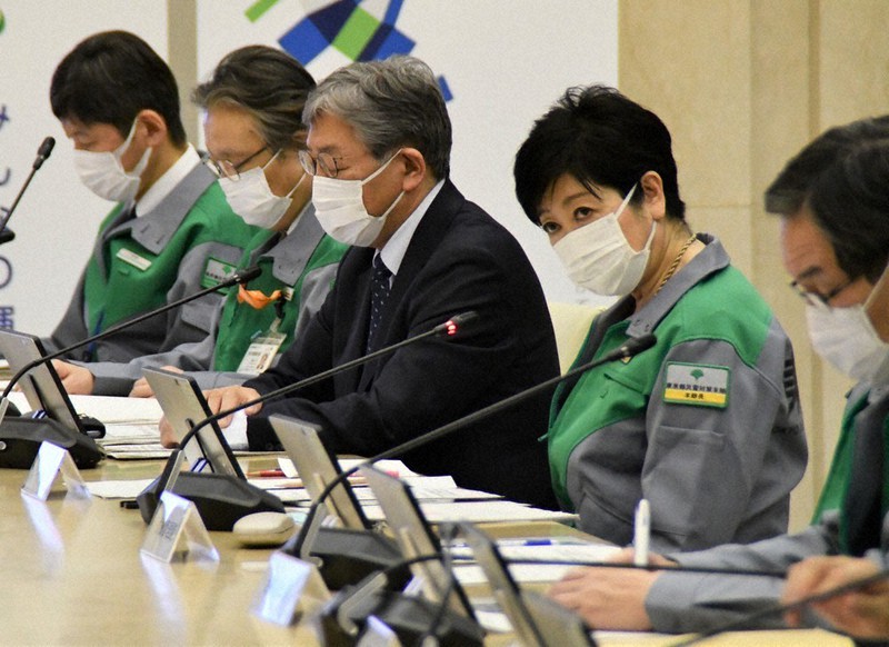 都のモニタリング会議に出席した、東京都の小池百合子知事ら=都庁で2021年4月8日午後1時52分、黒川晋史撮影