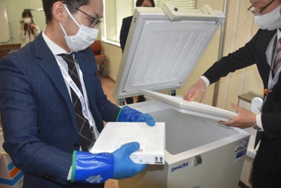 届いたワクチンを専用冷凍庫に移す世田谷区職員＝世田谷区内の公共施設で２０２１年４月８日、加藤昌平撮影