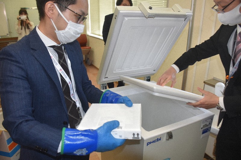 届いたワクチンを専用冷凍庫に移す世田谷区職員=世田谷区内の公共施設で2021年4月8日、加藤昌平撮影