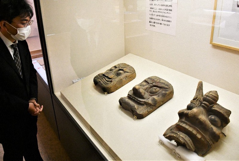 御上神社(野洲市三上)に伝わる、厄よけのため建物に付けられた木製の鬼板=同市辻町の滋賀県野洲市歴史民俗博物館で、礒野健一撮影