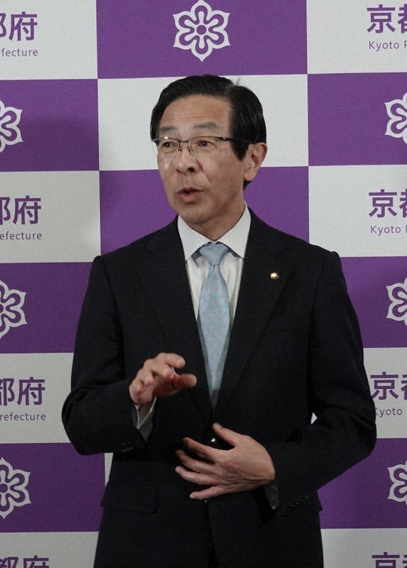 「まん延防止等重点措置」の適用を要請する方針を表明した西脇隆俊知事=京都府庁で、矢倉健次撮影