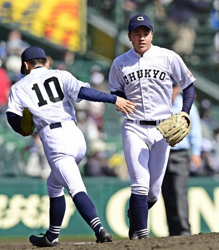 第93回センバツ準決勝・四回途中で中京大中京の先発・柴田(左)と交代する畔柳=阪神甲子園球場で3月31日、藤井達也撮影
