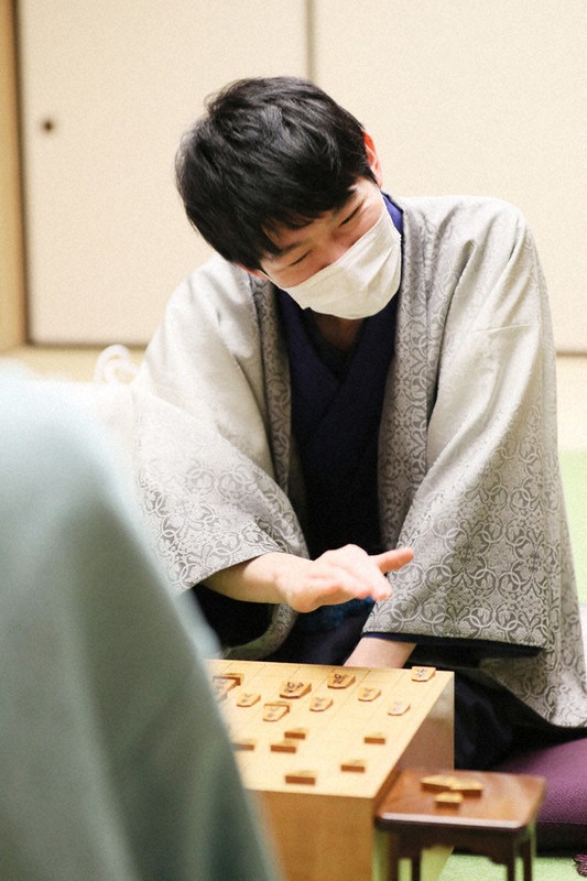 渡辺明名人に逆転勝利し笑顔で対局を振り返る斎藤慎太郎八段=東京都文京区のホテル椿山荘東京で8日午後10時2分、吉田航太撮影