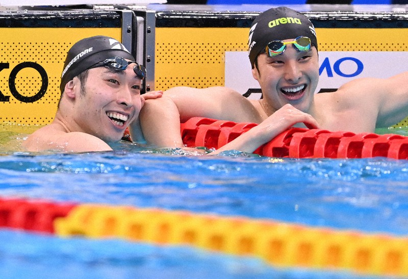 男子200メートル個人メドレー決勝、2位となるも派遣標準記録を突破し個人種目でも東京五輪出場を決めて笑顔の萩野(左)。右は優勝した瀬戸=宮間俊樹撮影