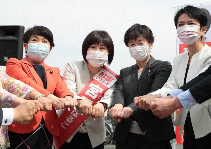 参院広島選挙区再選挙が告示され、候補者の宮口治子氏(左から2人目)を応援する社民党の福島瑞穂党首(左端)、国民民主党の舟山康江政調会長(左から3人目)、立憲民主党の蓮舫代表代行=広島市中区で2021年4月8日午前10時16分、猪飼健史撮影