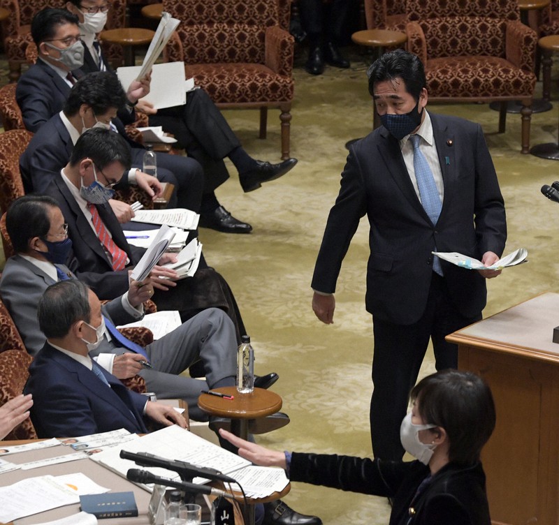 参院予算委員会で、菅義偉首相(手前左)と言葉を交わす坂井学官房副長官(右)=国会内で2021年3月15日午後4時42分、竹内幹撮影