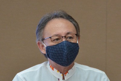 定例記者会見する沖縄県の玉城デニー知事＝那覇市の県庁で2021年4月9日午前10時33分、竹内望撮影