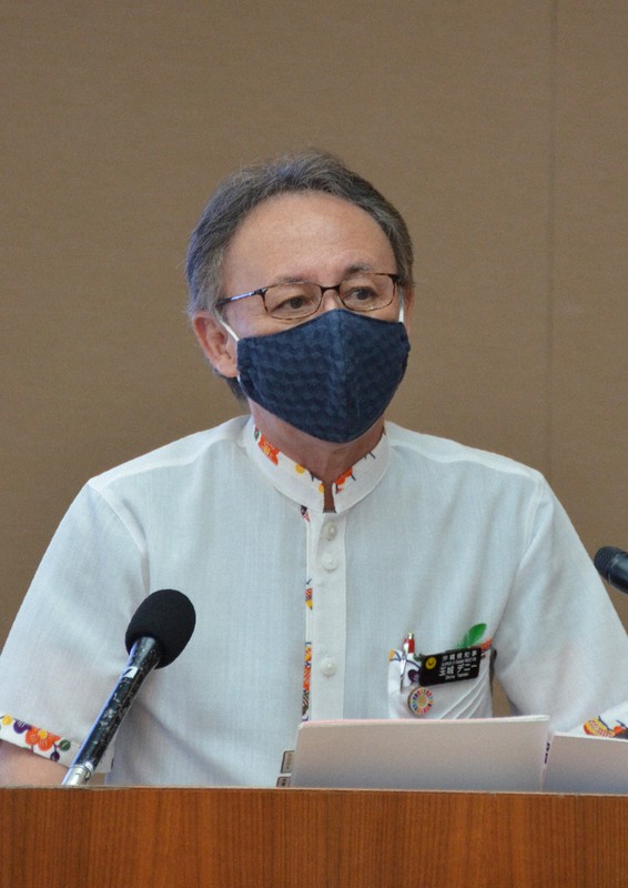 定例記者会見する沖縄県の玉城デニー知事=那覇市の県庁で2021年4月9日午前10時33分、竹内望撮影