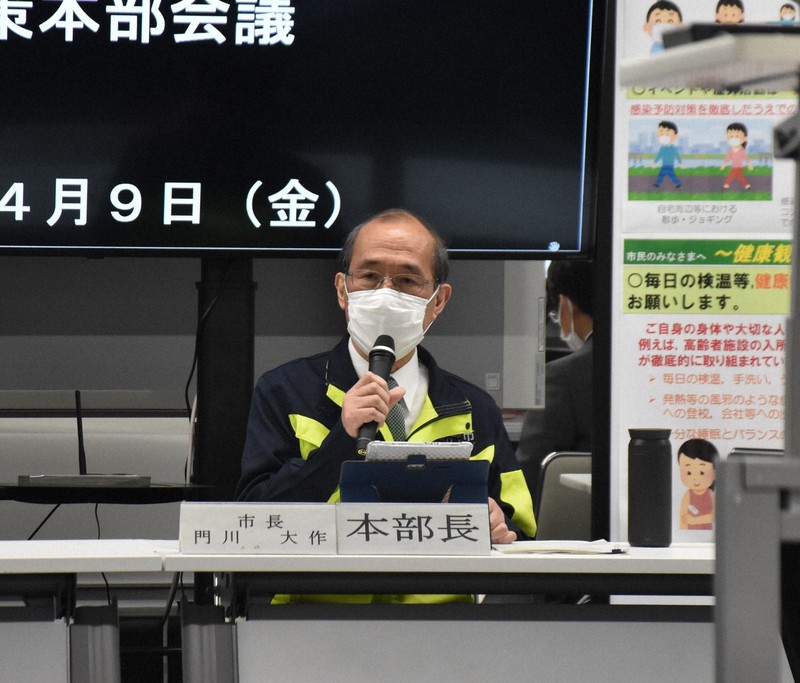 対策本部会議で、飲食店への戸別訪問の意義を説明する京都市の門川大作市長=市役所で2021年4月9日午前11時8分、添島香苗撮影