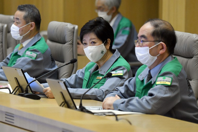 新型コロナウイルス感染症対策本部会議で東京都の対応について説明する小池百合子知事(中央)=東京都庁で2021年4月9日午後7時5分、北山夏帆撮影