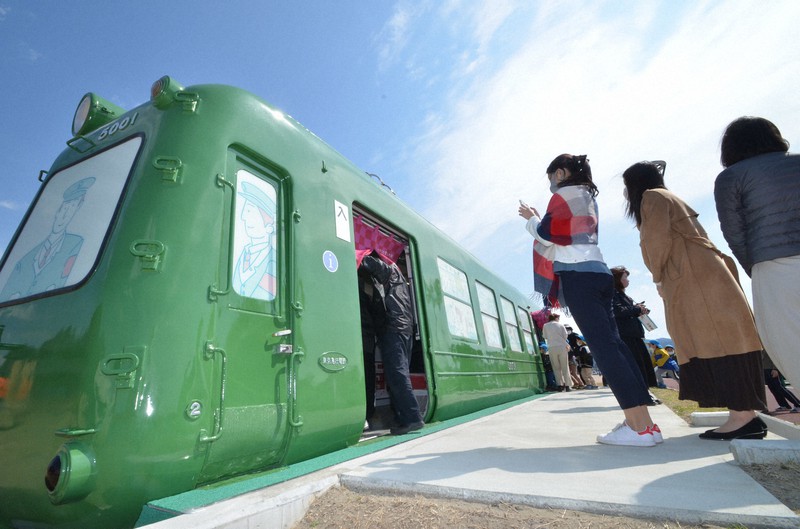 車内見学で順番を待つ市民ら=秋田県大館市で2021年4月8日、田村彦志撮影