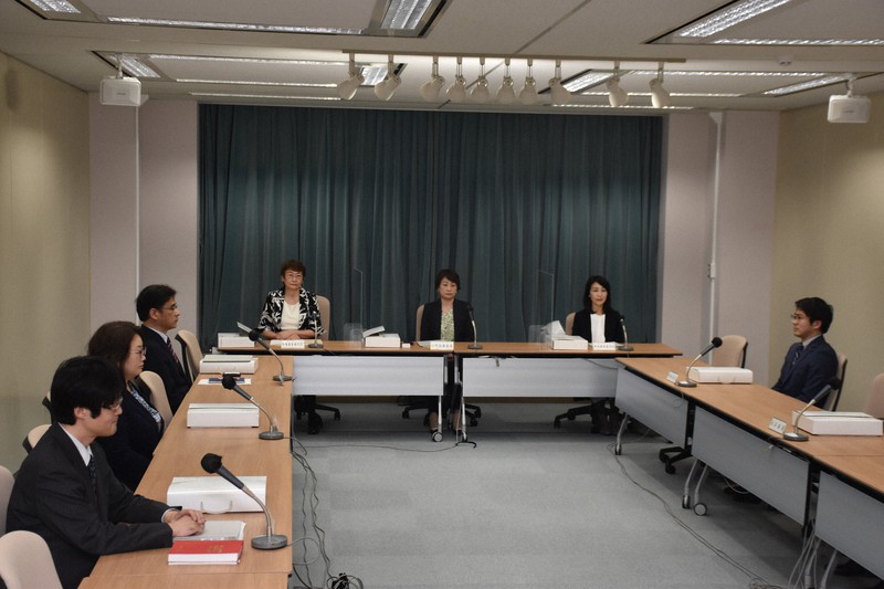 アイヌ民族を傷付ける表現のあった日本テレビの情報番組「スッキリ」の審議入りを決めたBPO放送倫理検証委員会。中央奥は、小町谷育子新委員長=東京都千代田区で2021年4月9日午後5時46分、松原由佳撮影