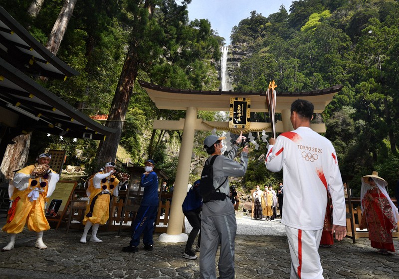世界遺産の「那智の滝」に到着した東京五輪の聖火=和歌山県那智勝浦町で2021年4月9日午前10時12分、木葉健二撮影