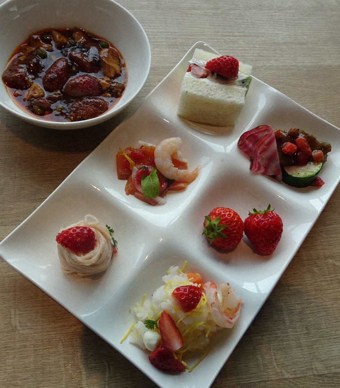 イチゴ入り四川風麻婆豆腐やちらしずしなど工夫を凝らした料理がそろった「ベイサイドストロベリーフェア」=千葉県浦安市日の出で2021年3月9日、小林多美子撮影