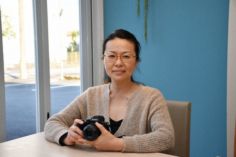 「前を向くきっかけになれれば」と写真集出版を目指す木戸さん=四万十市具同で2021年4月5日、上野力撮影