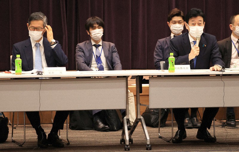 東京、京都、沖縄の3都府県に対し、「まん延防止等重点措置」適用を諮問する基本的対処方針分科会であいさつする西村康稔経済再生担当相（右）と尾身茂会長（左）＝東京都千代田区で2021年4月9日午前7時31分、梅村直承撮影