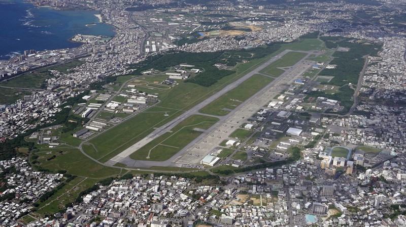 沖縄県宜野湾市の米軍普天間飛行場=2021年4月6日、本社機「希望」から