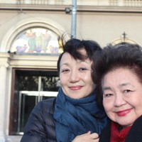 核兵器に関する国際会議に参加した竹内道さん（左）とサーロー節子さん＝ウィーンで、映画「ヒロシマへの誓い」より