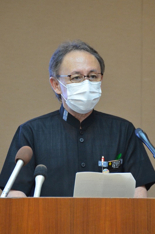 「まん延防止等重点措置」の適用を受け、沖縄県内の感染防止対策について記者会見で説明する玉城デニー知事=那覇市の県庁で2021年4月10日午後7時47分、竹内望撮影