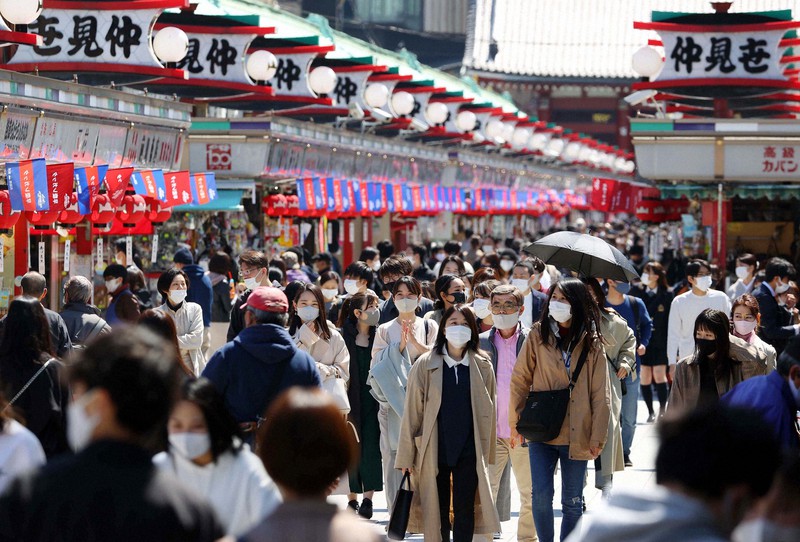 「まん延防止等重点措置」適用前の週末、多くの人が行き交う浅草の仲見世通り=東京都台東区で2021年4月10日午後0時40分、宮武祐希撮影