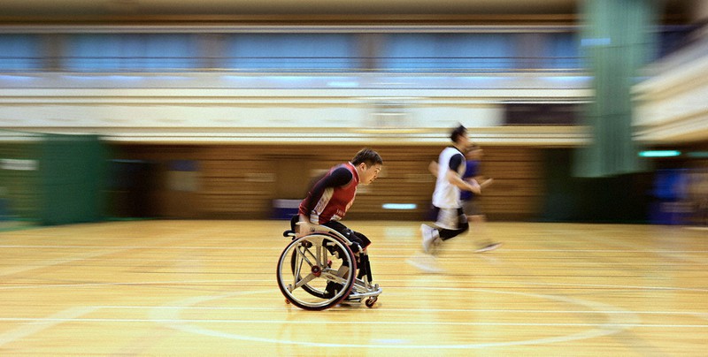 体育館で黙々と走り込む車椅子バスケットボールの村上直広選手(27)。所属するチームの全体練習は新型コロナウイルスの影響で時間が限られ、週3回ほど個人練習で体力向上に力を入れている。「チーム練習が少ないことは言い訳にならない。今できることにしっかり取り組むだけ」=大阪市此花区で、藤井達也撮影