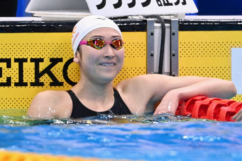 女子50メートル自由形で優勝して笑顔を見せる池江=宮間俊樹撮影