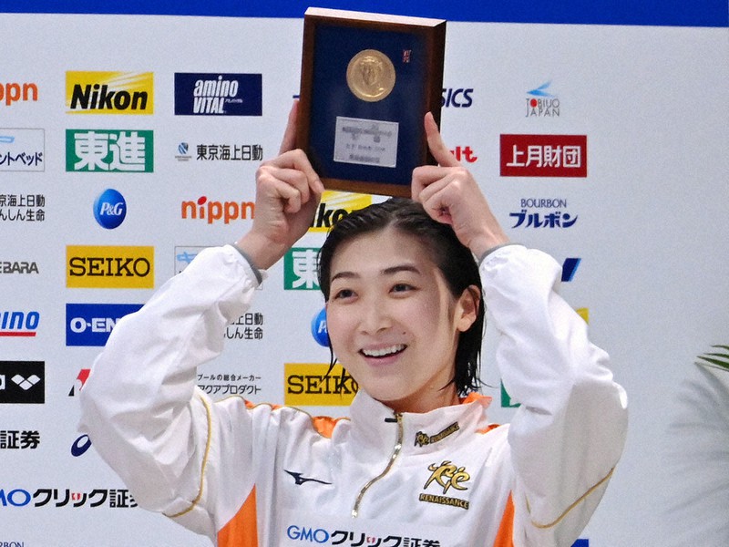 競泳の日本選手権女子50メートル自由形決勝を制し、笑顔の池江璃花子選手=東京アクアティクスセンターで2021年4月10日、宮間俊樹撮影