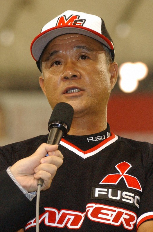 2003年の都市対抗野球で優勝しインタビューに答える川崎市・三菱ふそう川崎の垣野多鶴監督=東京都文京区の東京ドームで、加古信志撮影