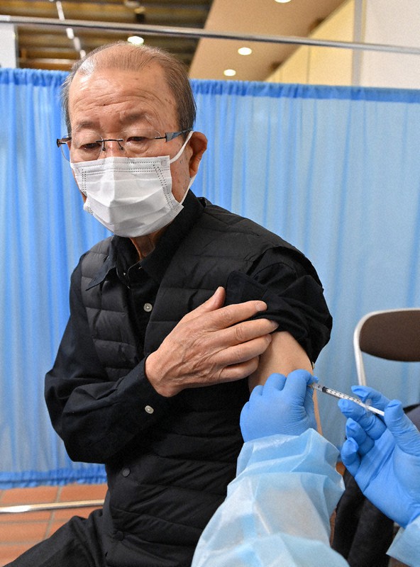 ワクチンの接種を受ける高齢者=東京都八王子市で2021年4月12日午前9時24分、大西岳彦撮影