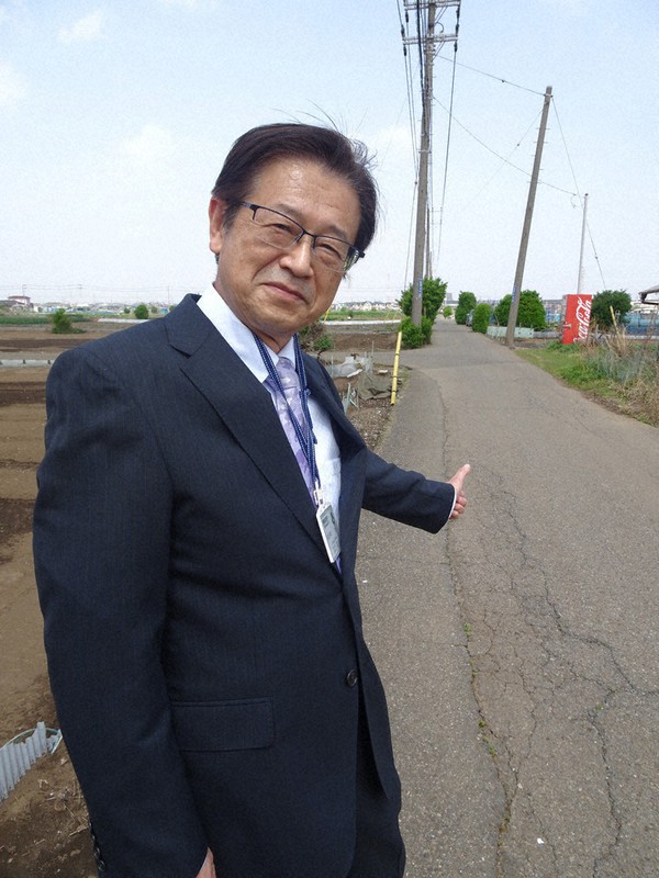 「鷺沼の虫送り」を調べている江口和夫さん=千葉県習志野市鷺沼で2021年3月31日、小林多美子撮影