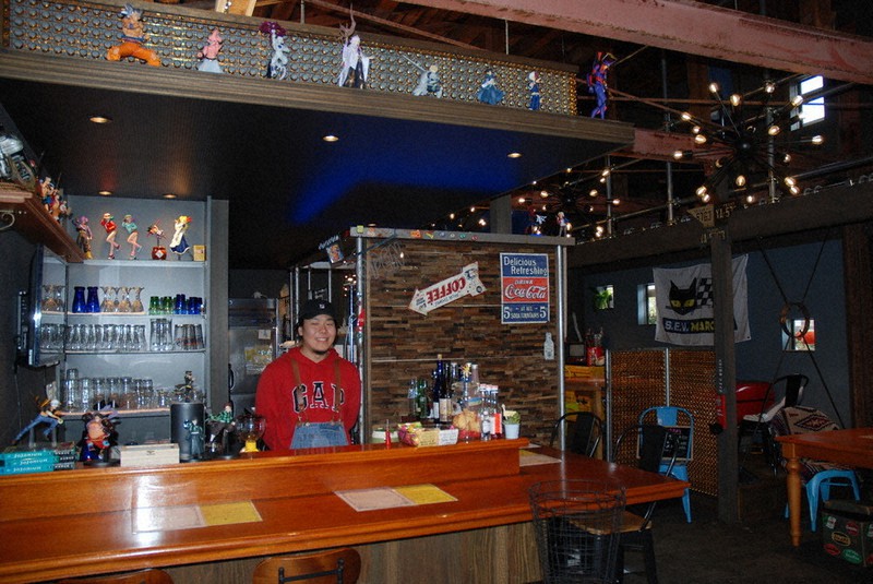 見つけた この店 柏崎 ｇａｒａｇｅ ｃａｆｅ ネコジタ 不思議空間で手作りバーガー 新潟 毎日新聞