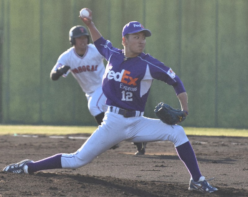 力投するフェデックスの野口智行投手=長野県上田市下之条の県営上田野球場で2021年4月10日、皆川真仁撮影