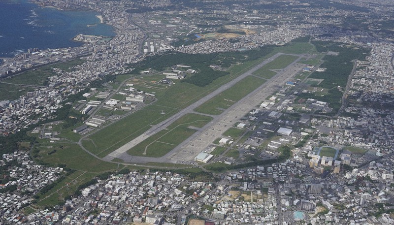 沖縄県宜野湾市の米軍普天間飛行場=2021年4月6日、本社機「希望」から