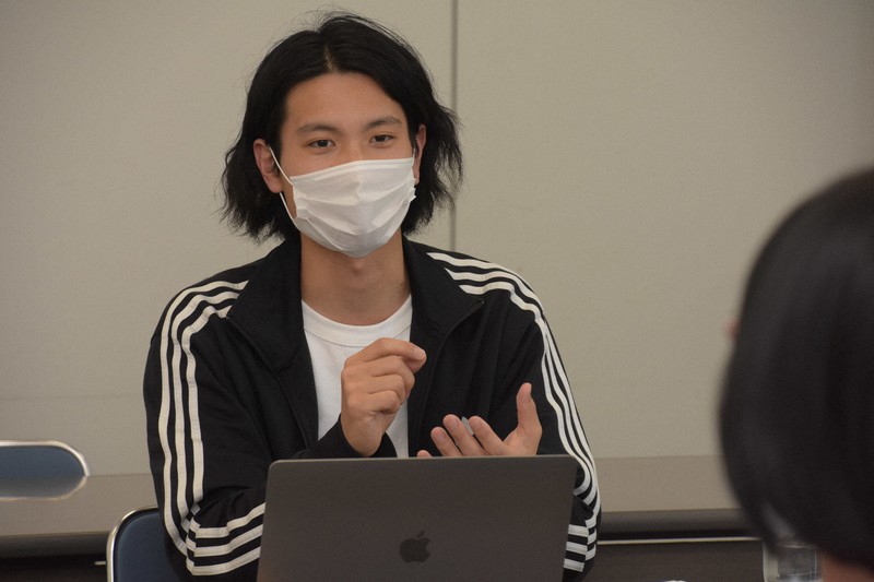 自身の不登校経験を話す谷口大さん=宮崎市の宮崎市民プラザで2021年4月11日午後2時47分、一宮俊介撮影