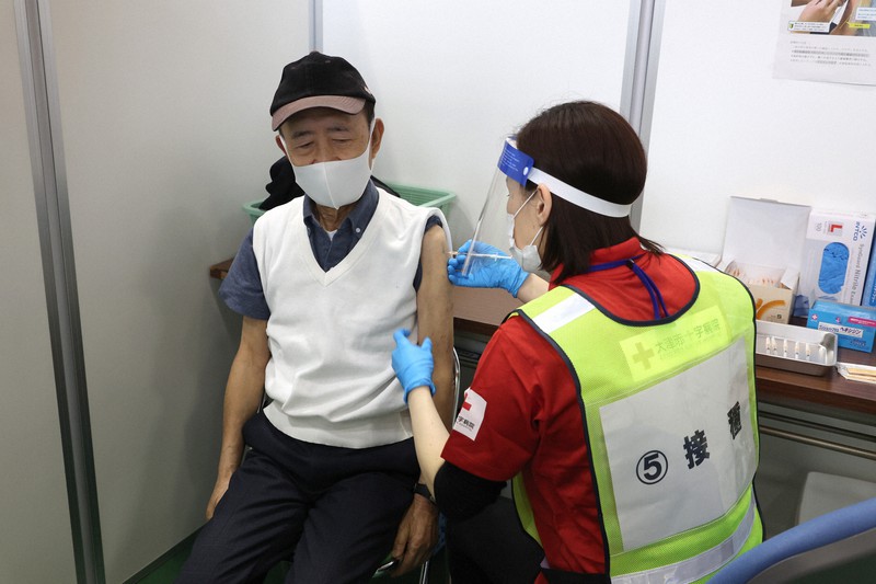 新型コロナウイルスワクチンの接種を受ける高齢男性=大津市皇子が丘1の皇子が丘公園体育館で2021年4月12日午後1時56分(代表撮影)