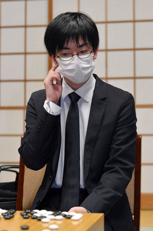 羽根直樹九段に勝利し、本因坊文裕への挑戦権を獲得した芝野虎丸王座=東京都千代田区の日本棋院で2日、北山夏帆撮影