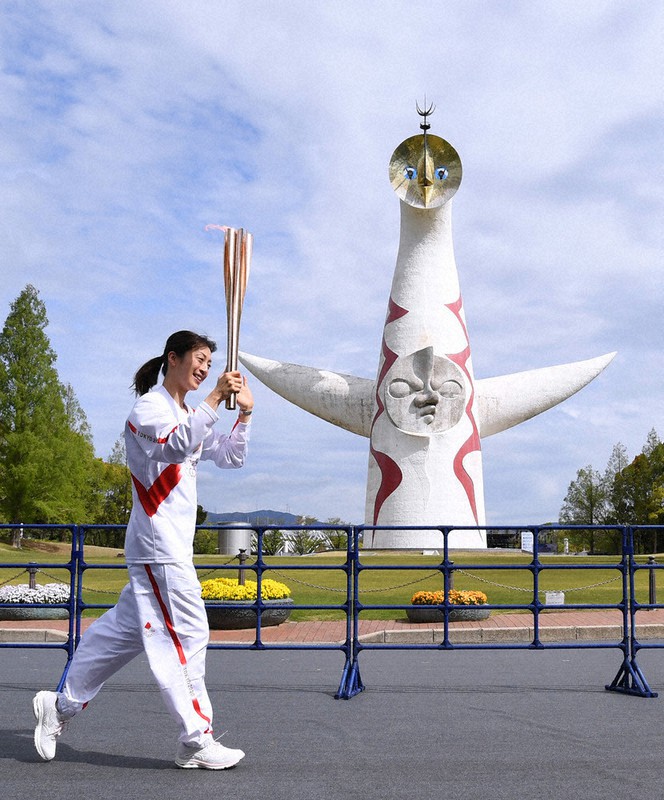「太陽の塔」周回コースを走る元競泳選手の寺川綾さん=大阪府吹田市で13日、滝川大貴撮影