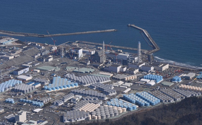 東京電力福島第1原発敷地内に立ち並ぶ汚染処理水などが入ったタンク=2月13日、本社ヘリから手塚耕一郎撮影