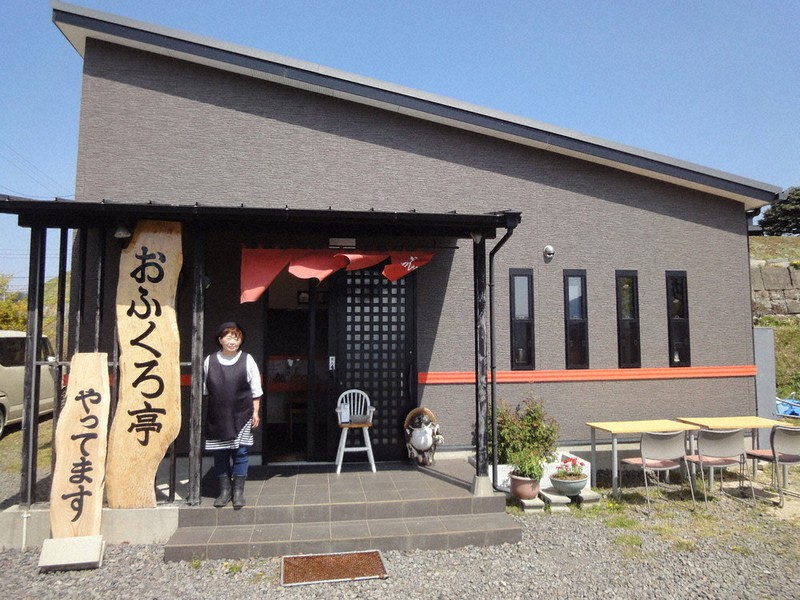 おふくろ亭の前に立つ橋本としえさん=熊本県南阿蘇村で2021年4月7日午後1時55分、山本泰久撮影
